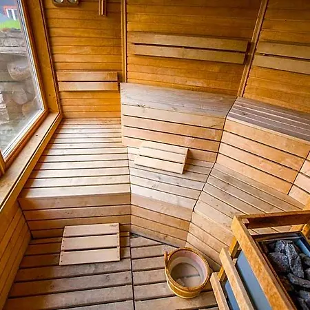 Happy House & Sauna فندق