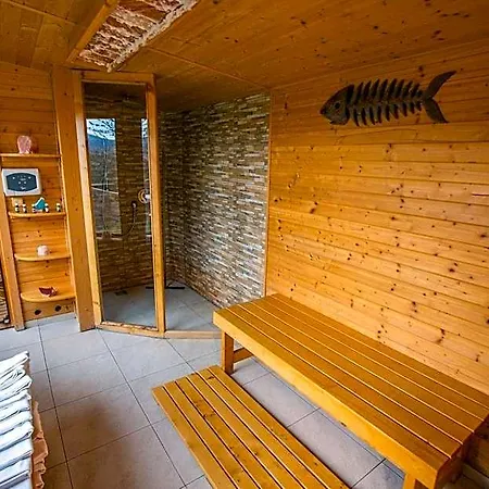 Happy House & Sauna Hotel