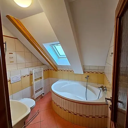 Happy House & Sauna فندق 4*